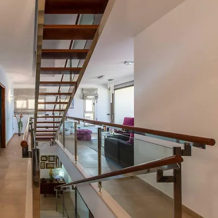 Vertical Villa: Luxury, Sea Views & Private Vila